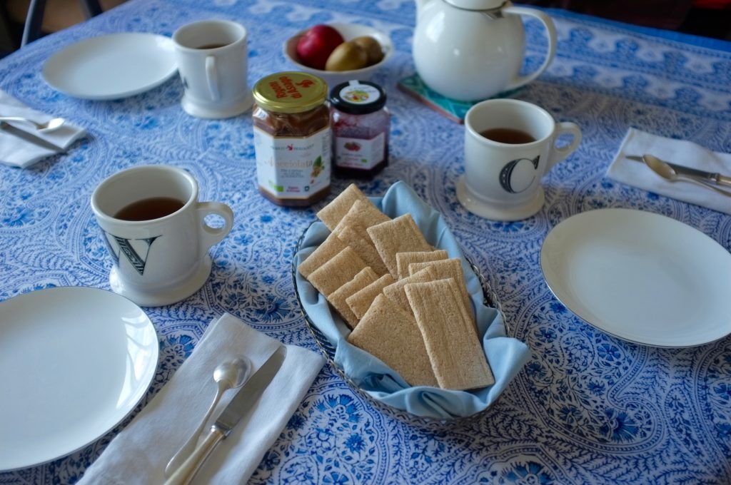 Ma table du petit déjeuner avec les tartines croquantes à l'amande