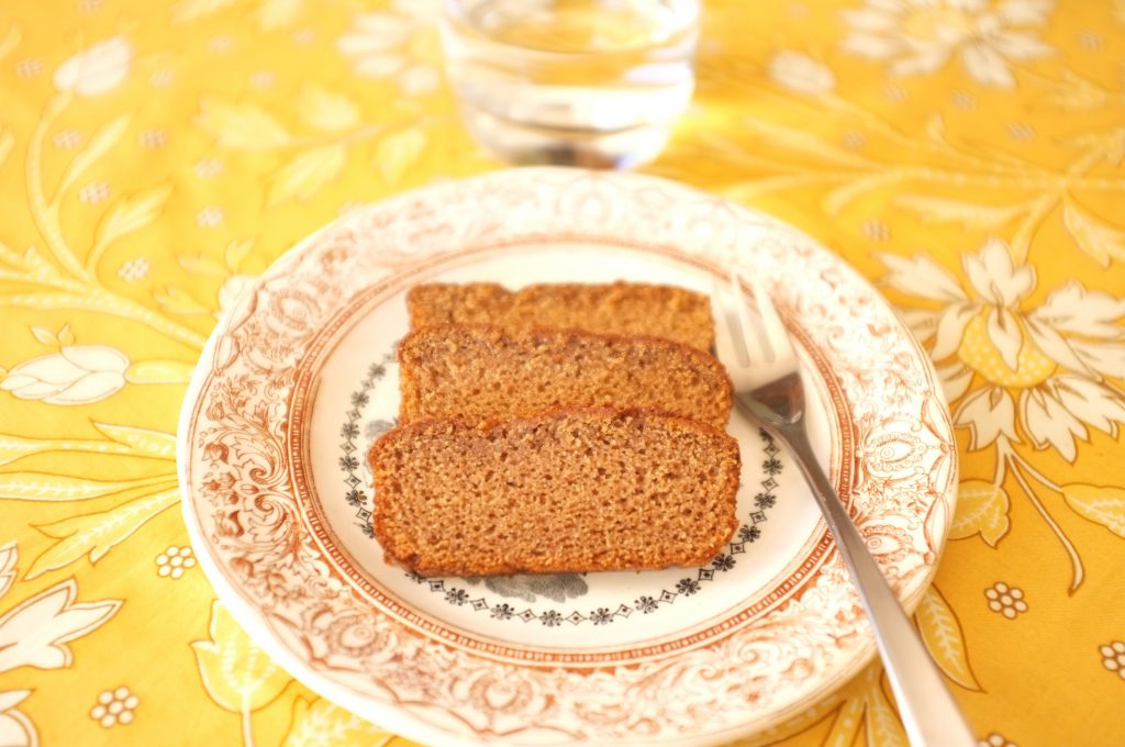 Les tranches de pain d'épice sans gluten à la farine de châtaigne et à l'amande