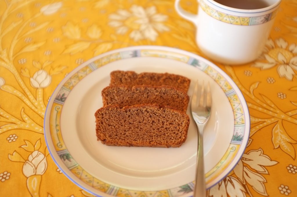 Les tranches moulleuses de pain d'épice sans gluten à la farine de châtaigne.