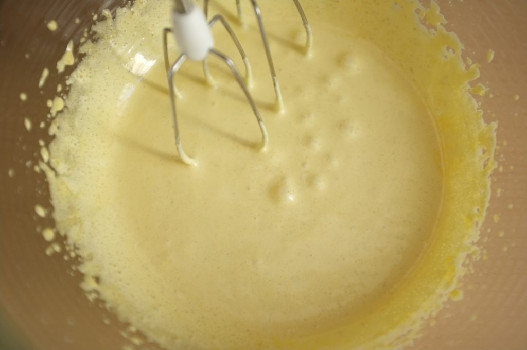 Les jaunes des oeufs sont blanchi avec le sucre pour obtenir cette couluer jaune pâle.