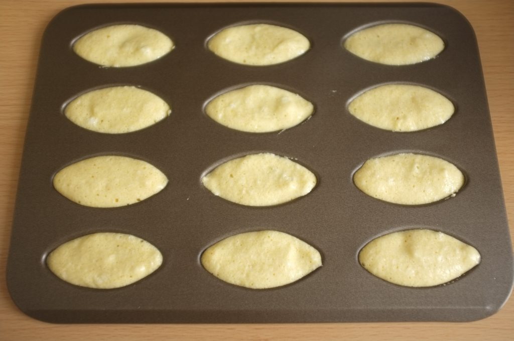 La pâte à biscuits sans gluten dans les barquette est prête à être enfournée