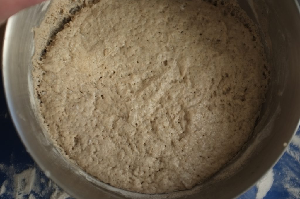 La pâte sans gluten a doublé de volume, elle est pleine de minuscules bulles.