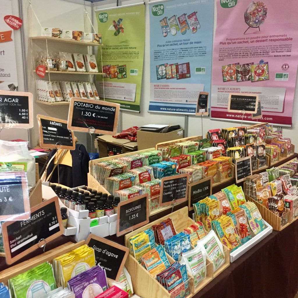 Le stand de Nature & Cie et Nat-Ali, pour les farines, les préparations , les gommes, poudre à lever, etc...et même des décorations pour gâteau.