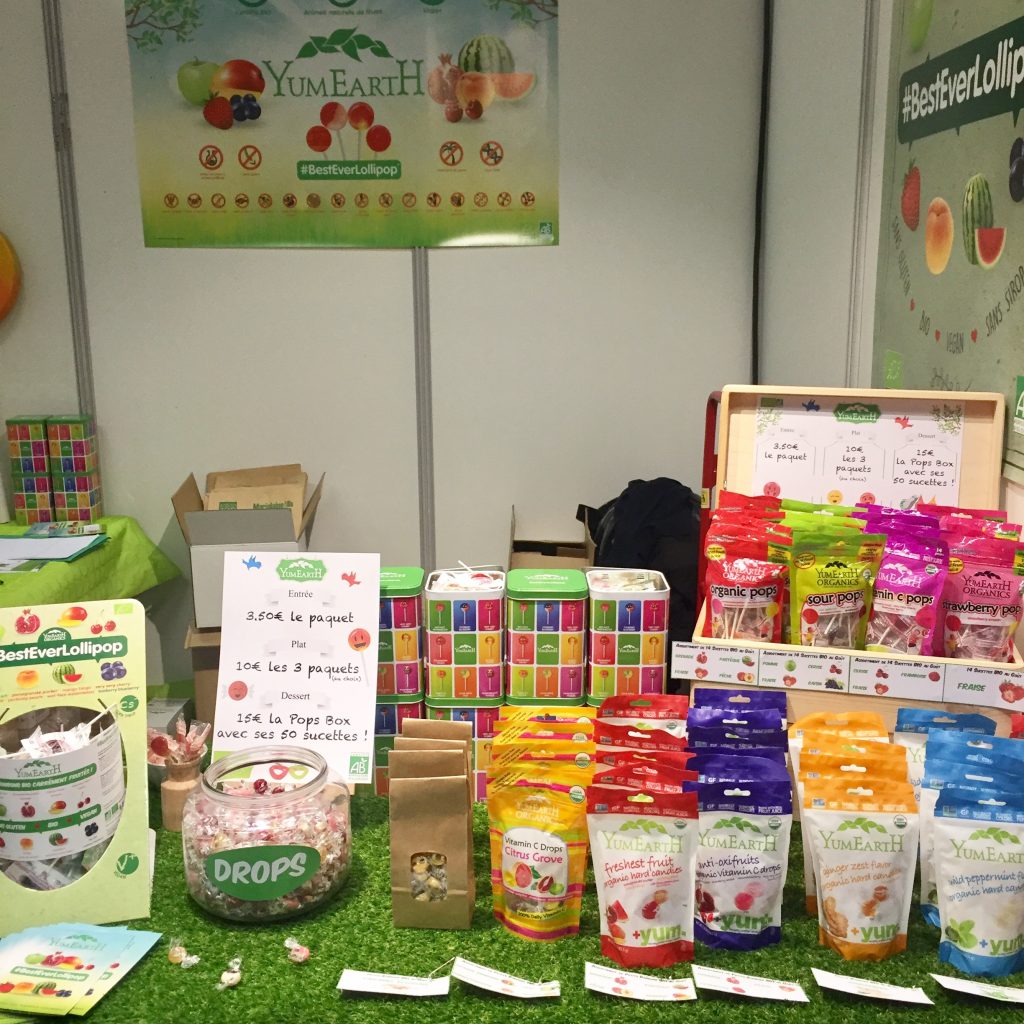 Le stand de YumEarth, avec les bonbons et sucettes Bio, sans gluten, pour les enfants et les adultes ( gimgembre et menthe)