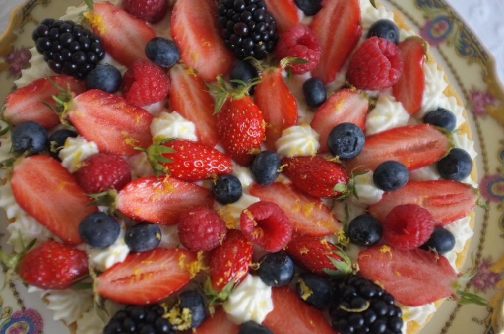 le gâteau sans gluten au citron et fruits rouges