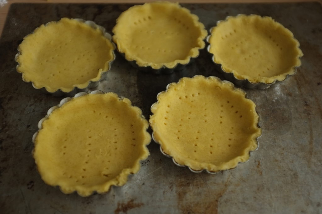 Les tartelettes sans gluten dans leur moule individuel avant d'être enfourné