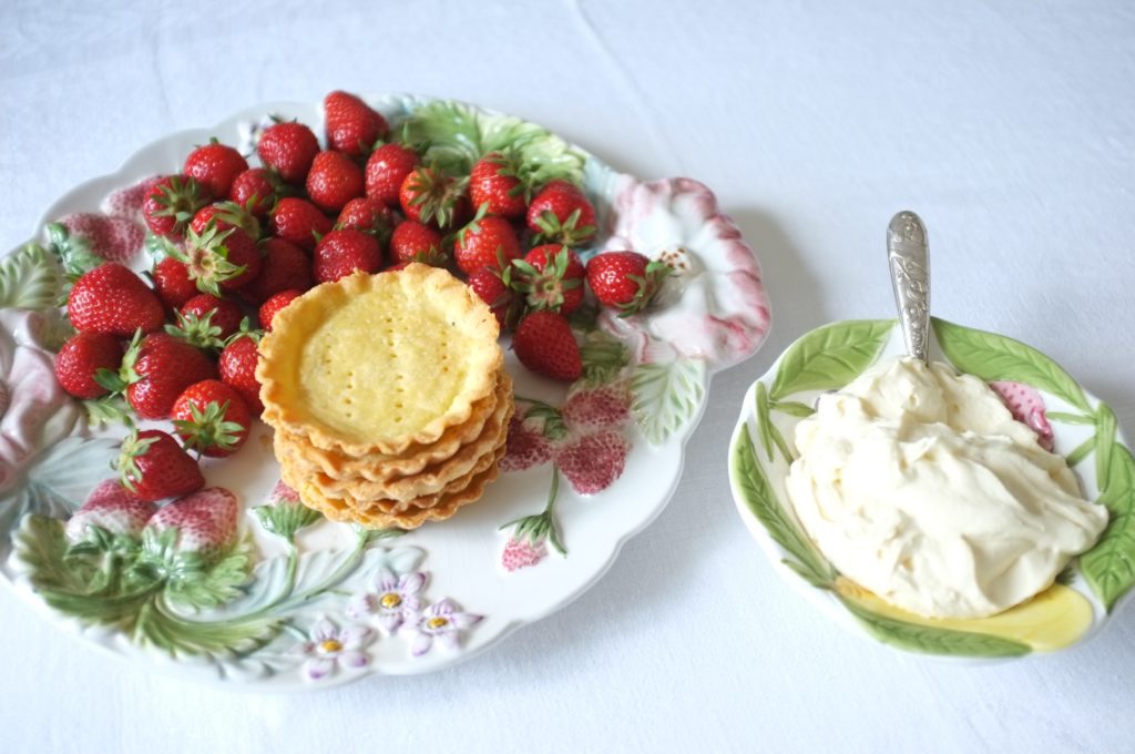 tartelettes individuelles sans gluten aux fraises et crème fouettée