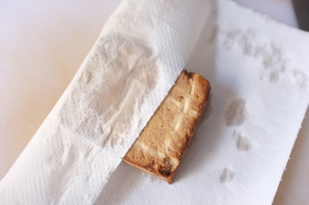 Bien sécher le tofu fumé avant de le cuisiner pour la soupe Pho vietnamienne sans gluten