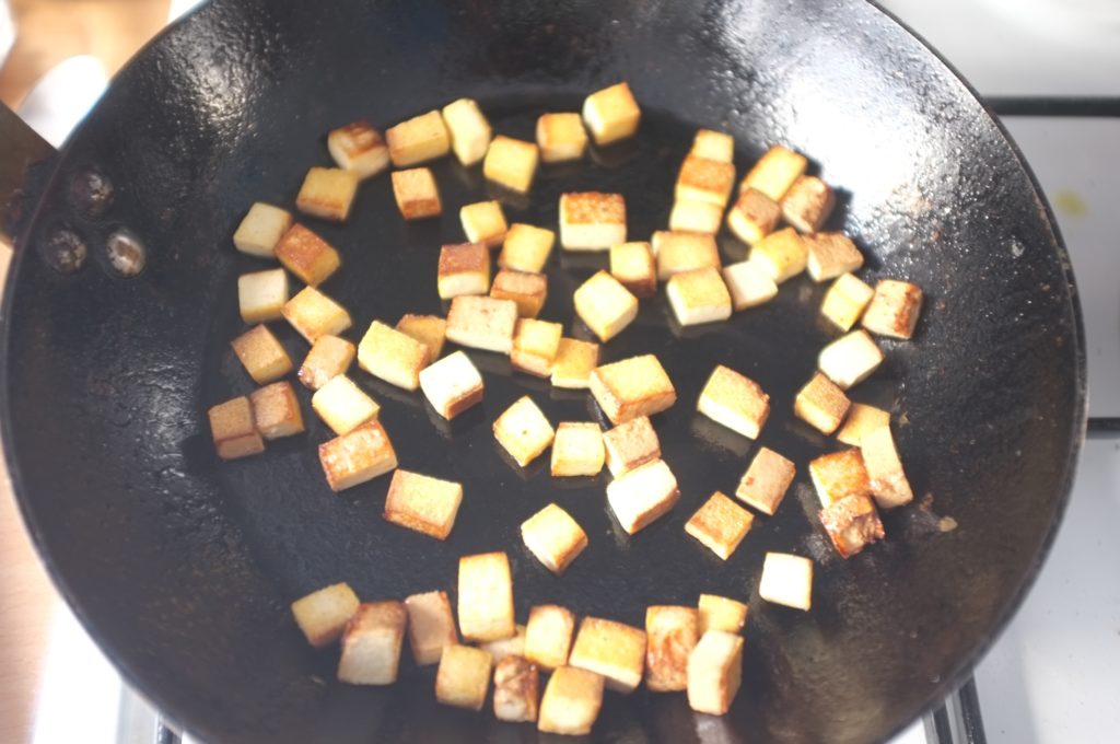 petits cubes de tofu fumé sauté à la poêle pour la soupe Pho vietnamienne sans gluten