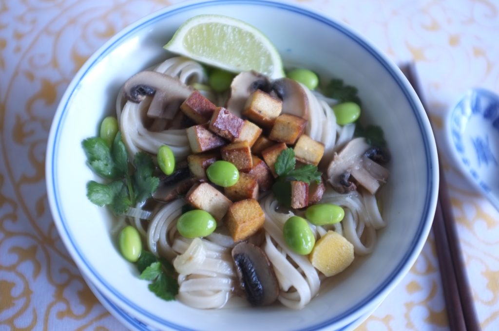 Sans gluten, ma soupe Pho vietnamienne. Nouilles de riz, tofu, champignon et edamames.