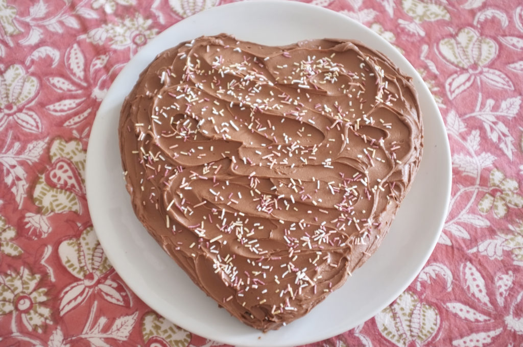 Recette sans gluten de moelleux au chocolat. Une recette facile et délicieuse pour un beau gâteau en forme de coeur.