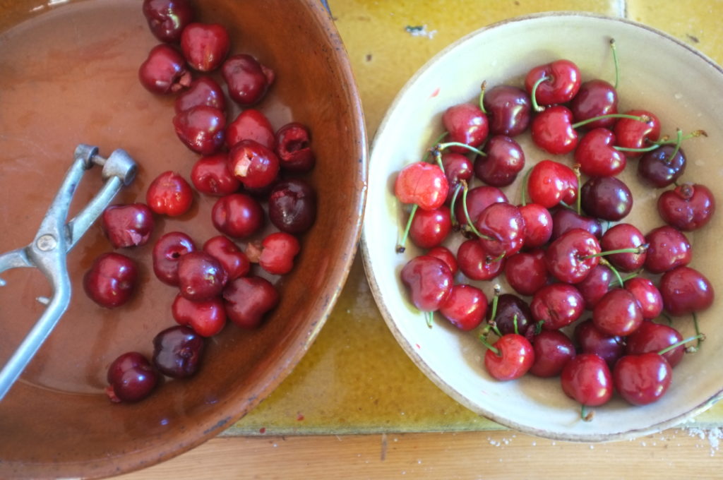 clafoutis sans gluten aux cerises et pépites de chocolat, mieux vaut dénoyauter les fruits si il y a des enfants ou des séniors