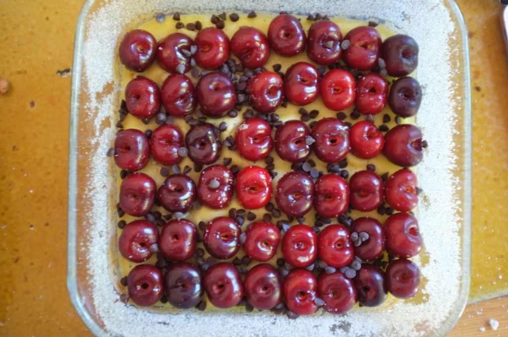 Clafoutis sans gluten aux cerises et pépites de chocolat: positionnement des fruits