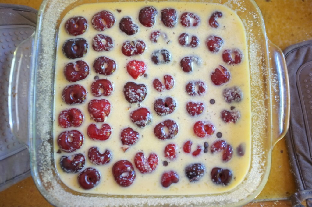 clafoutis sans gluten aux cerises et pépites de chocolat avant d'être enfourné