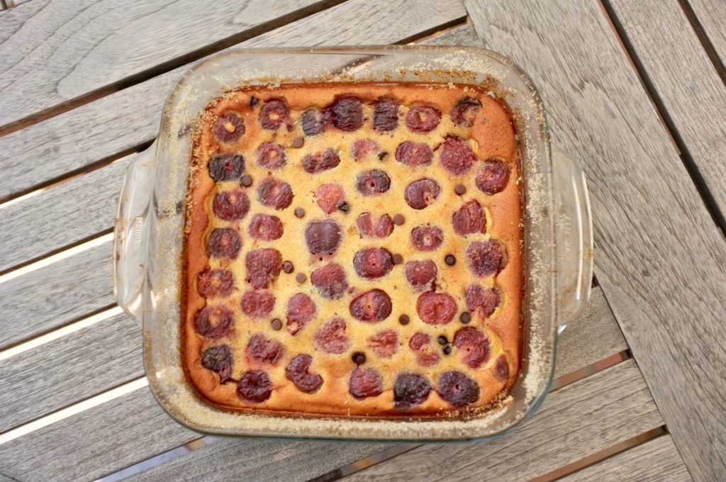 clafoutis sans gluten aux cerises et pépites de chocolat sortant du four