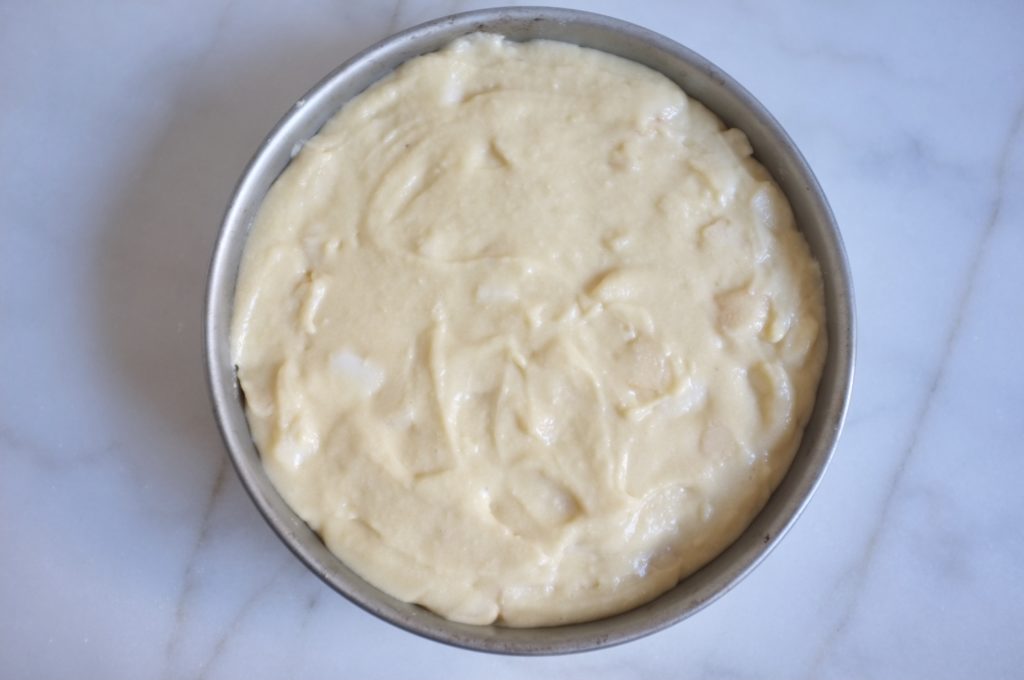 le moelleux aux poires sans gluten est un tendre gâteau garnie de morceaux de poires fondantes.